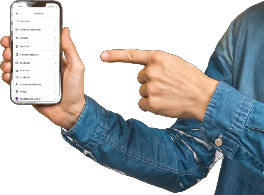 Pessoa acessando a lista de serviços do TodoJud pelo celular